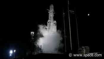 SpaceX scrubs record-breaking Falcon Heavy rocket launch (video)