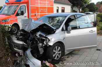 POL-MI: Autofahrer nach Zusammenstoß mit Baum schwer verletzt