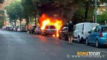 Auto distrutta da un incendio, fiamme danneggiano una seconda vettura