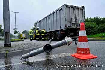 Herford: Trecker reißt Laternenmast mit sich