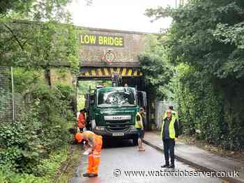 Lorry gets stuck under bridge in Gallows Hill, Abbots Langley