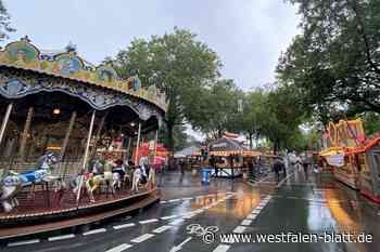 Libori verschwindet unterm Regenschirm
