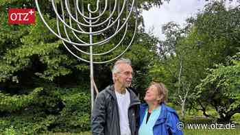 Schwingende Metallskulpturen im Botanischen Garten Jena