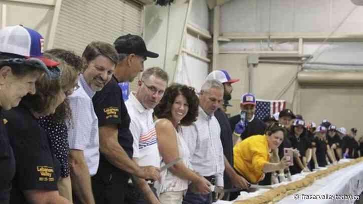 Enormous Lebanon bologna sandwich unveiled at Pennsylvania community fair