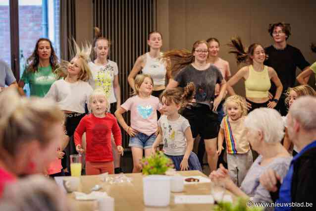 Deelnemers danskamp trakteren bewoners woonzorgcentrum op optreden: “Meezwaaien lukt nog, maar echt dansen gaat niet meer”
