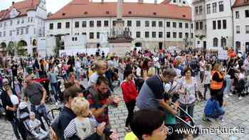 684 Familien ohne Betreuungsplatz: Kita-Krise treibt Hunderte von Eltern zur Demo in Freising