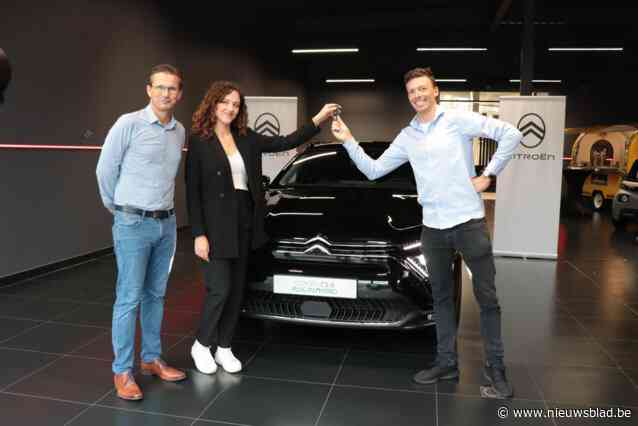 Wielrenner Oliver Naesen krijgt als ambassadeur sleutels van nieuwe auto