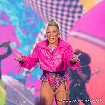 Pink sings Nothing Compares 2 U as tribute to Sin&eacute;ad O'Connor