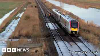 Haddiscoe: Train stranded after poor flood management