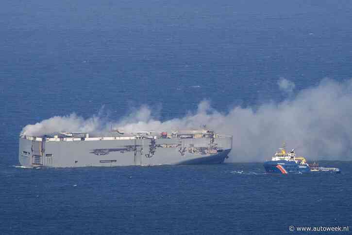 Brandend vrachtschip nabij Ameland heeft 500 elektrische auto's aan boord