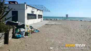 Chioschi ancora chiusi e spiagge invase dai rifiuti: ai "Cancelli" la stagione ancora non decolla