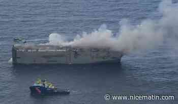 Les autorités néerlandaises tentent toujours d'éteindre un incendie au large des Pays-Bas