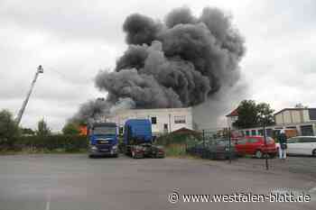 Industriehalle in Salzkotten gelöscht - Nacharbeiten laufen