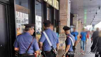 Termini, finge di aiutare un passeggero a fare il biglietto e lo rapina