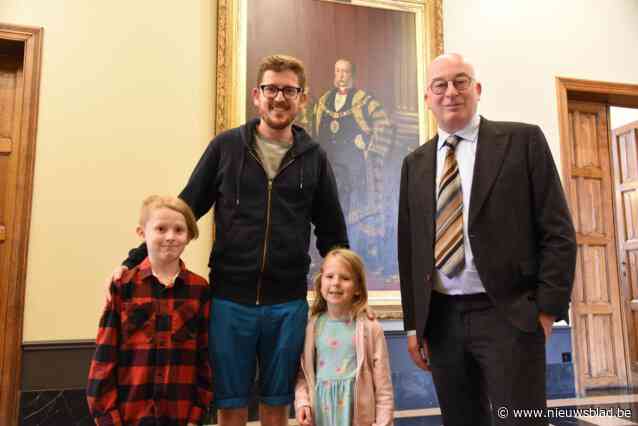 Jon (38), nazaat van Londense burgemeester, bezoekt geboortestad van voorvader: “We hebben vijftien jaar gezocht naar mijn familiegeschiedenis”