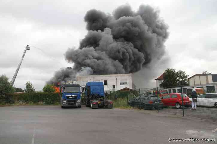 Nach Großbrand: Industriehalle in Salzkotten gelöscht – Nacharbeiten laufen