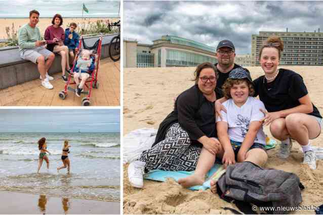 Kwakkelweer houdt deze toeristen niet tegen om van een dagje strand te genieten: “We maken er het beste van”
