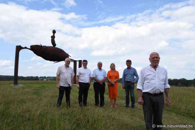 Iconisch standbeeld definitief terug thuis: “Hier komt het helemaal tot zijn recht, dicht bij het atelier van de kunstenaar en uitkijkend over een indrukwekkend panorama”