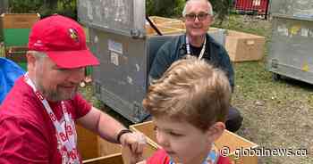Three generations of Calgary family volunteer at folk festival