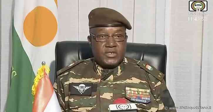 Colpo di Stato in Niger, il generale Tchiani si autoproclama leader del Paese in diretta tv. Parigi: “Non riconosciamo i golpisti”