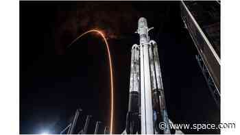 SpaceX rocket double play! Falcon 9 soars over Falcon Heavy in gorgeous launch photo