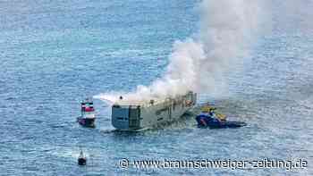 Erstmals Bergungsexperten auf brennenden Frachter in der Nordsee
