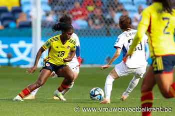 Even paniek in de tent: 18-jarige vedette grijpt naar de borst en valt neer op WK vrouwenvoetbal
