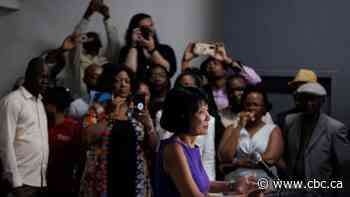 Toronto mayor apologizes to asylum seekers who slept on streets as advocates call for action