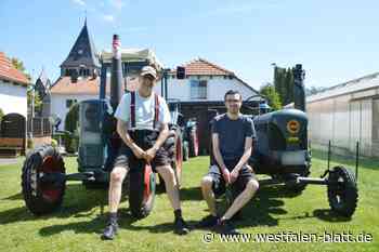 Warburg: Vater und Sohn lernen in Hohenwepel alte Schlepper lieben