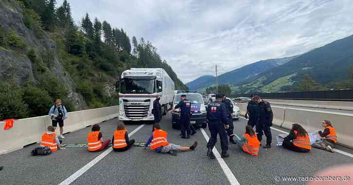 Klimaaktivisten blockierten Brennerautobahn in Österreich
