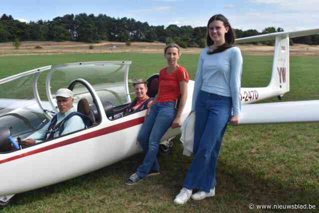 Buren, vrienden en familie maken via proefvluchten kennis met werking Aeroclub Keiheuvel: “Vooral zweefvliegen blijft een betaalbare hobby”