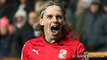 Ronan Darcy: Crawley Town sign Swindon midfielder for undisclosed fee