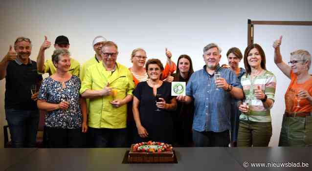 Taart voor keukenteam Warmhof na behalen ‘smiley’