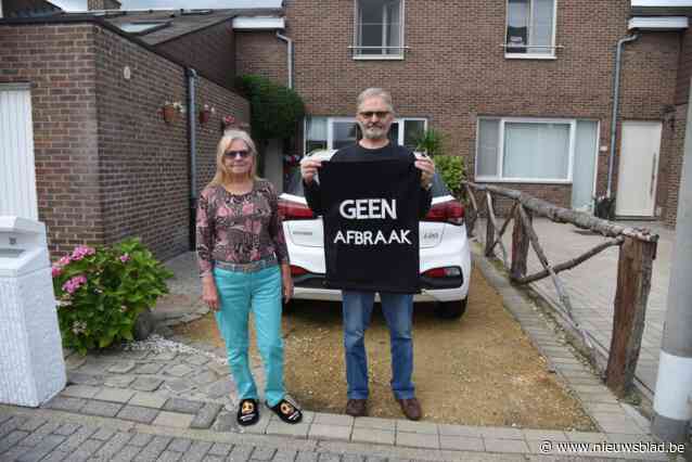 “Ik wil niet verhuizen, ik koop nog liever een caravan”: bewoners protesteren tegen afbraak van negentig sociale woningen in hun straat