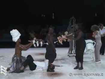 Bambolotti bianchi infilzati da attrici nere: lo spettacolo choc