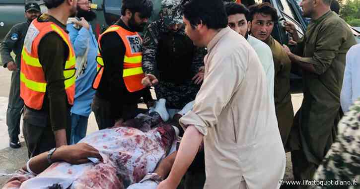 Esplosione durante un raduno politico in Pakistan: 39 morti e più di 200 feriti. Deceduto anche il leader del partito islamico Jui-F