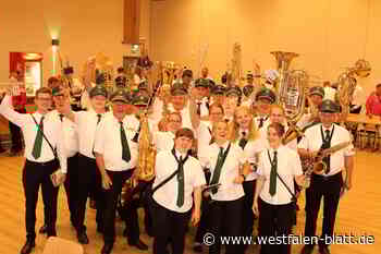 Bei der Bundesschützen-Blaskapelle Hövelriege  Instrumente ausprobieren