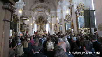 Trauermesse nach Unfall: Hunderte nehmen Abschied in Weyarn - Feuerwehren gedenken Kameraden