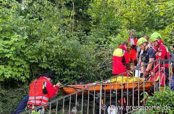 FW Stuttgart: Transporthilfe durch die Feuerwehr in unwegsamem Gelände