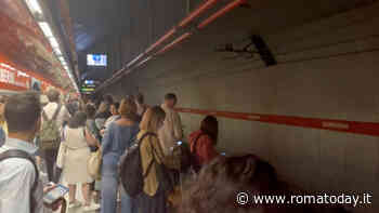 Metro A in tilt, tratta parzialmente bloccata e bus navetta attivi: danni durante i lavori notturni