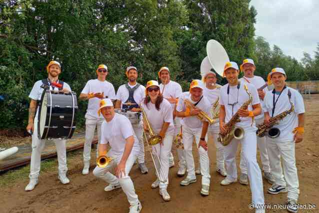 Tomorrowland gaat opnieuw uit de bol tijdens optreden van De Fanfarettes