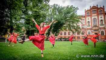 Bilder vom Tanz-Flashmob: Rostocker huldigen Sängerin Kate Bush