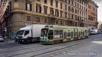 Si scontrano autobus e tram: paura a bordo, due feriti