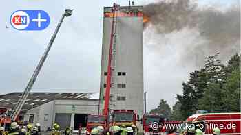 Feuerwehr kämpft gegen Brand in Getreidesilo in Brunstorf - Handymasten zerstört