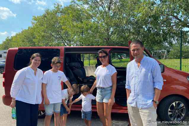 Zaakvoerder Tom (42) brengt gezin van werkneemster Caroline (40) zélf thuis nadat hun auto in Italië verwoest was door hagelbui