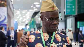 Bei Russlands brisantem Afrika-Gipfel: Diplomat zeigt sich in bizarrem Putin-Fanshirt