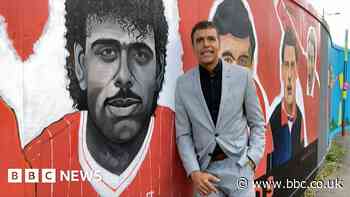 Chris Kamara admires mural celebrating Swindon Town legends
