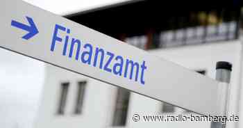 Am Finanzamt im Bamberg ist derzeit ein Autokran im Einsatz