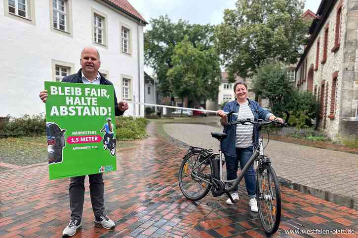 Plakate mahnen auch in Schlangen: „Abstand halten!“