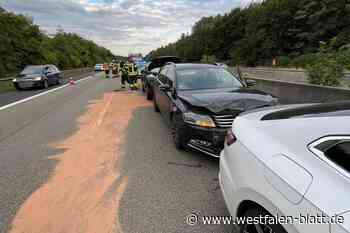A44 bei Warburg: Auffahr-Unfall mit drei Autos